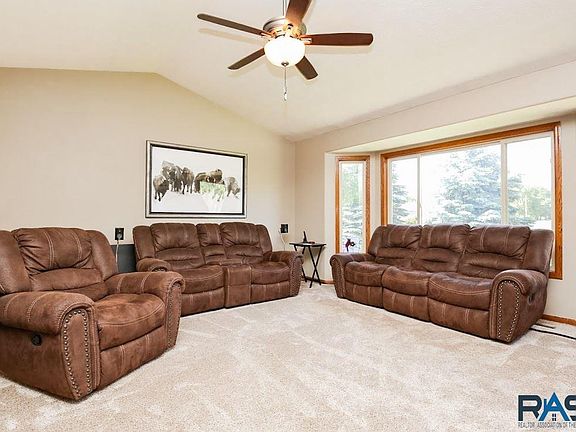 3rd image of 1924 E Briar Den Ct