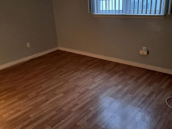 4th image of 139 Park Dr N