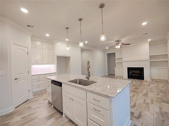 3rd image of 461 Leslie Ln