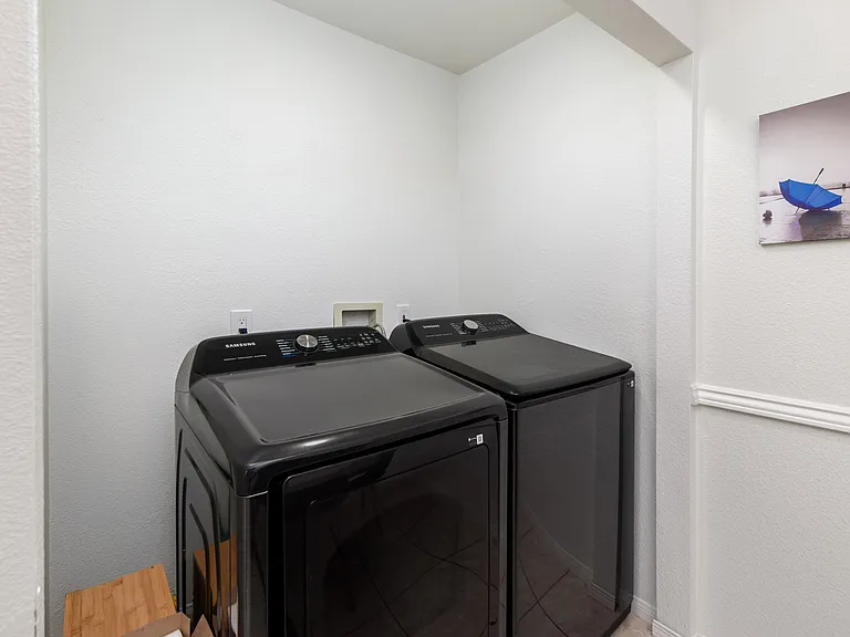 2971 Franklin Ave — Photo 16