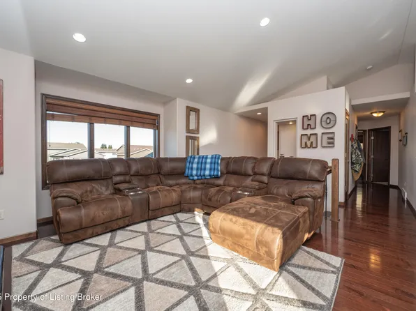 618 16th Ave E, Dickinson, ND 58601