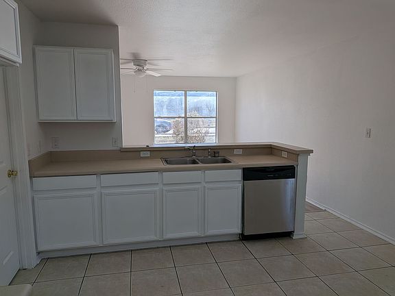 5th image of 3010 Pine Valley Dr Unit 1