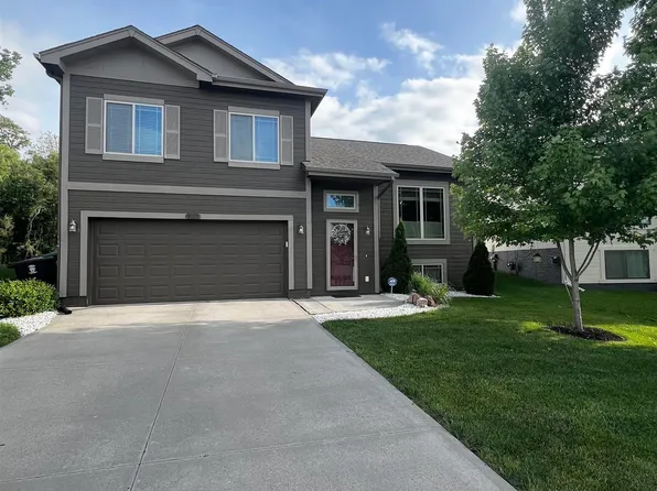 9215 Summit St, Omaha, NE 68122