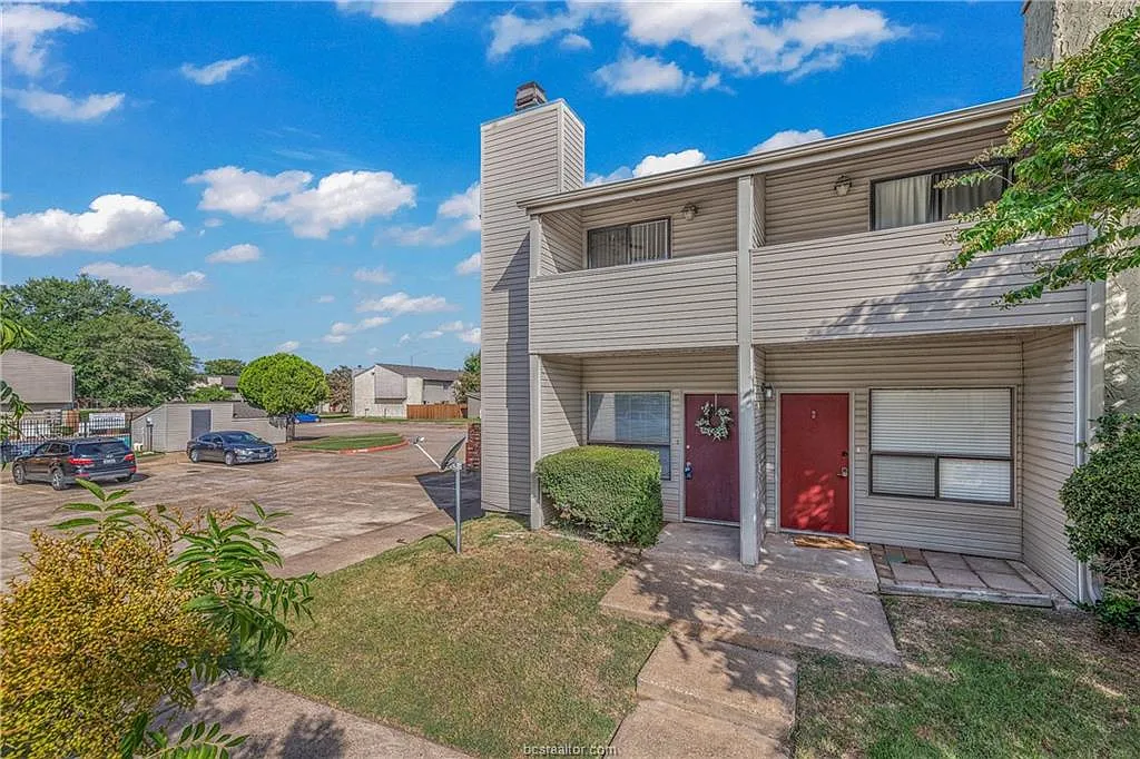 2 bed, 1.5 bath, 1056 sqft, $1,100 — Photo 1