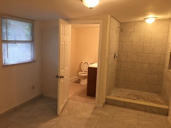 2nd image of 925 Lotus Ave