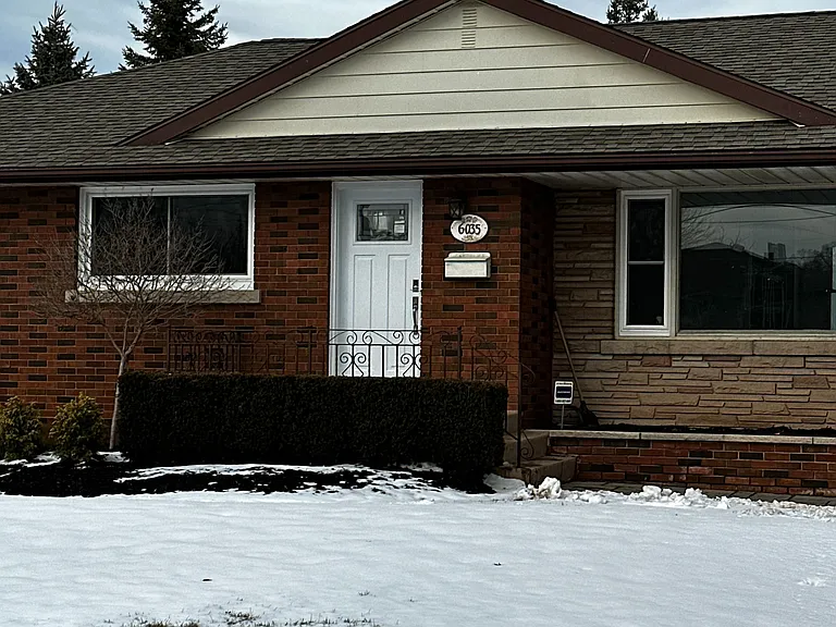 6035 Britannia Cres #LOWER — Photo 1