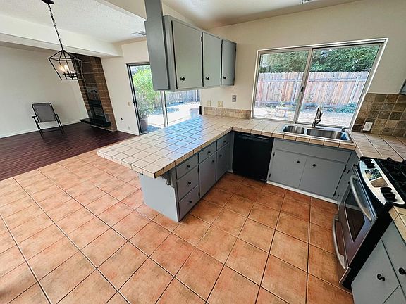 5th image of 412 Jardin Pl