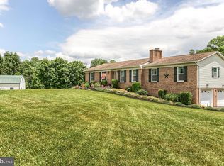 32 W Oakwood Dr, Carlisle, PA 17015