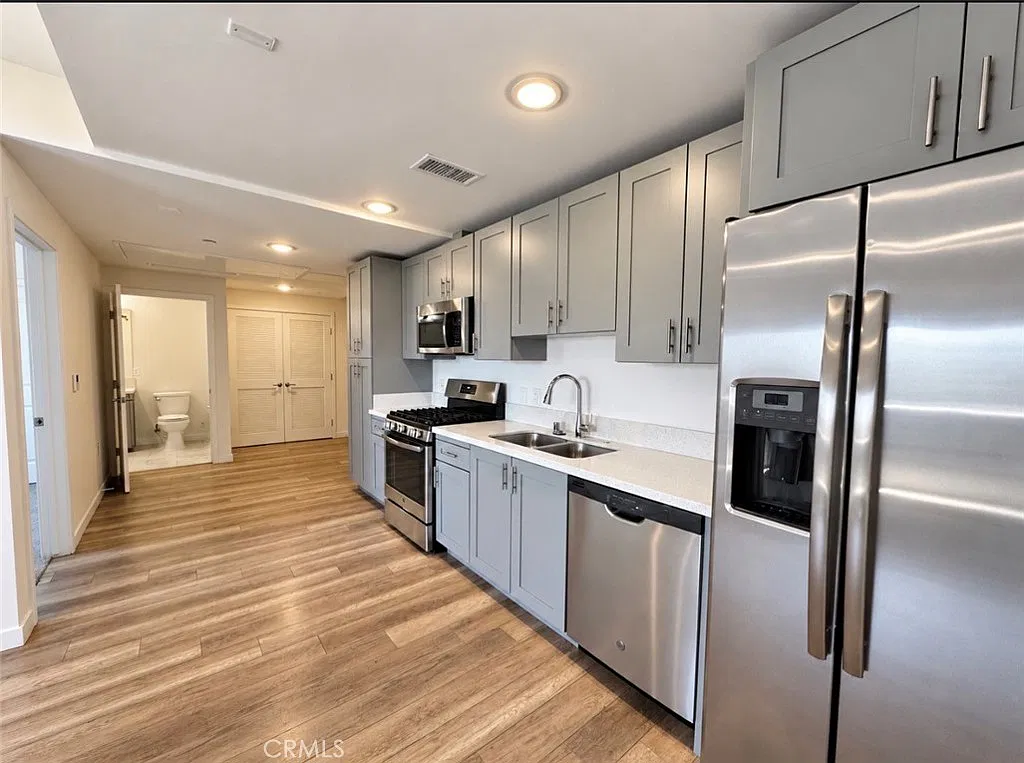 2 bed, 1100 sqft, $3,200 — Photo 1
