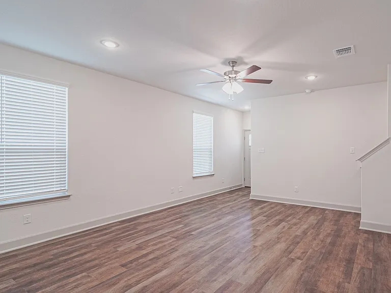 7624 Magnolia Vlg #102 — Photo 4