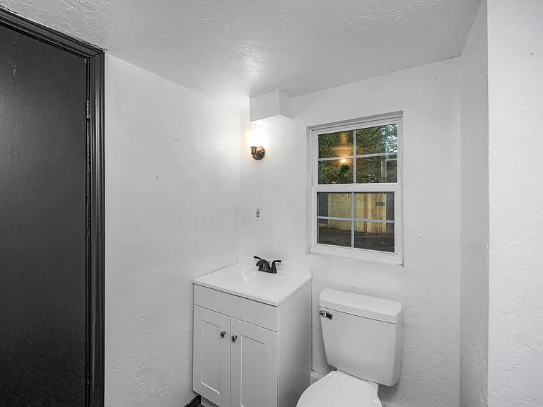 1905 NW Baldwin Ave — Photo 16