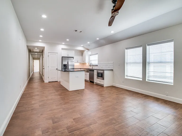 614 E College St — Photo 3