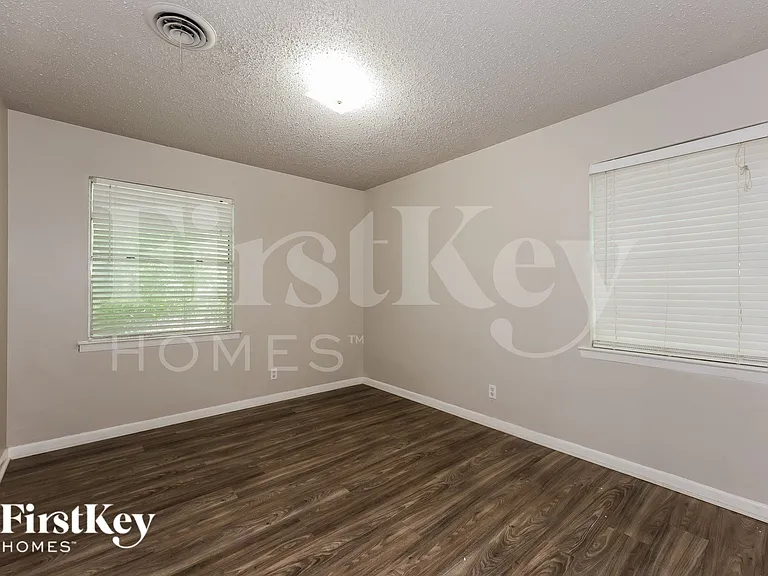 613 E University Ave — Photo 12