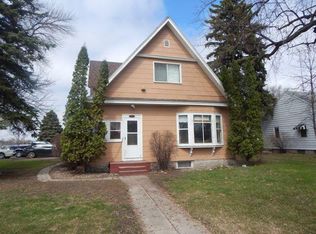 203 E 3rd St, Larimore, ND 58251