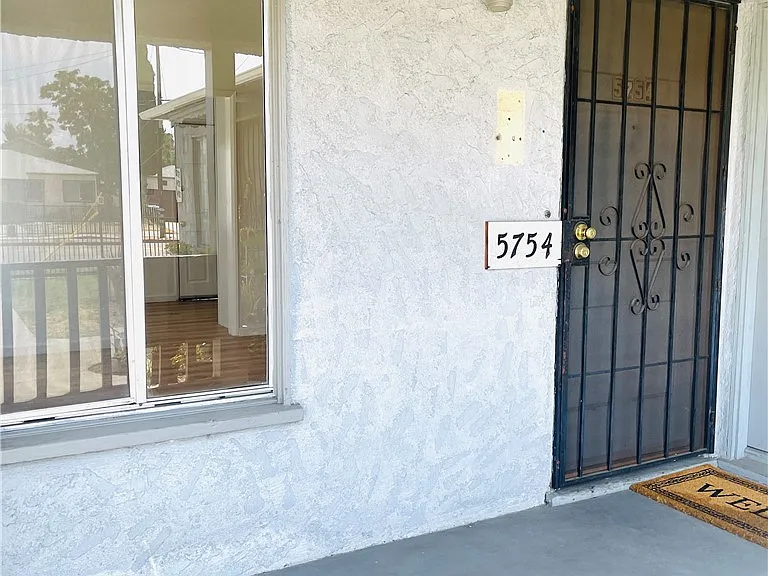 5752 Vineland Ave — Photo 24