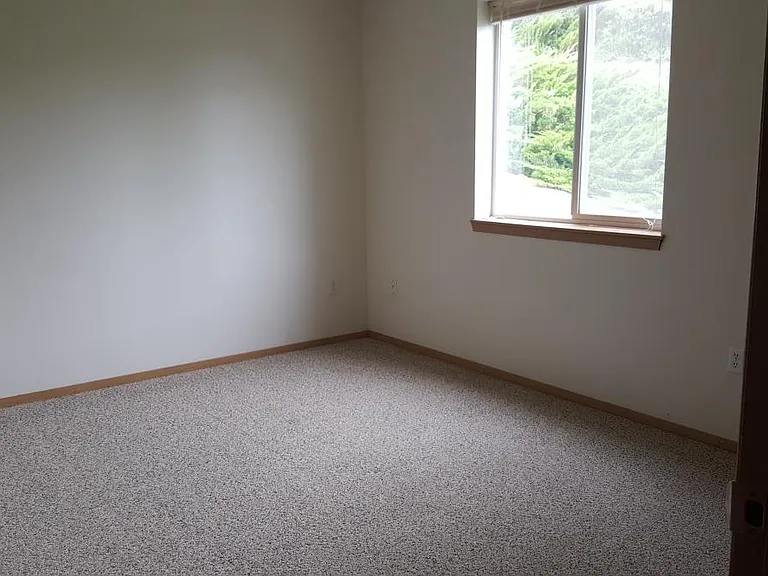 450 NW Parr Dr #2 — Photo 10
