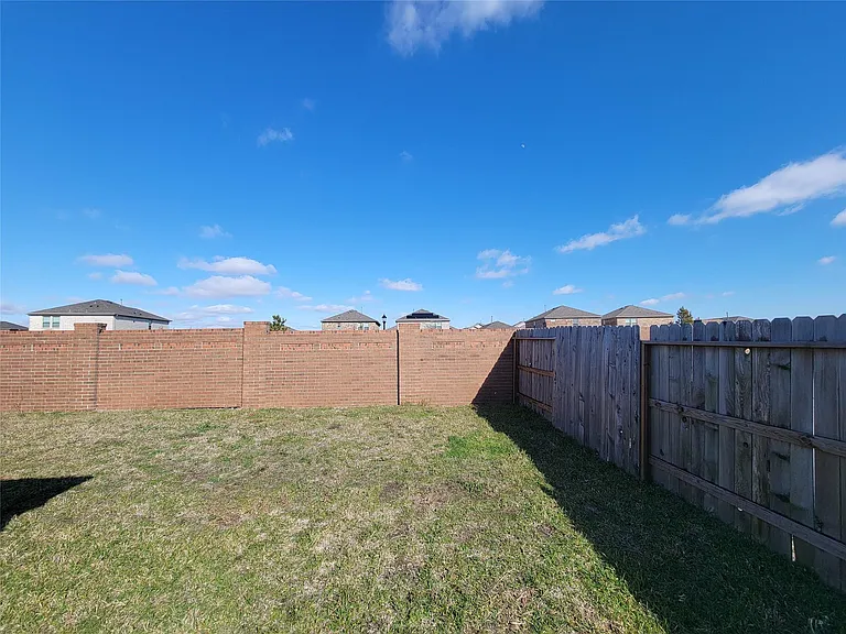 8214 Leisure Point Dr — Photo 32