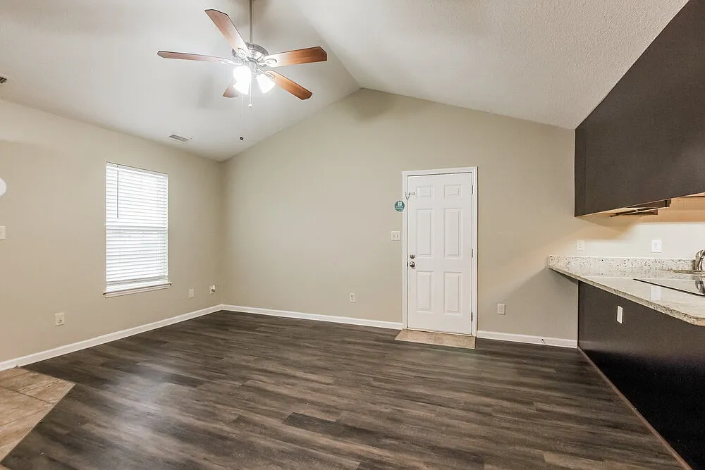 3 bed, 2.0 bath, 1036 sqft, $1,870 — Photo 4