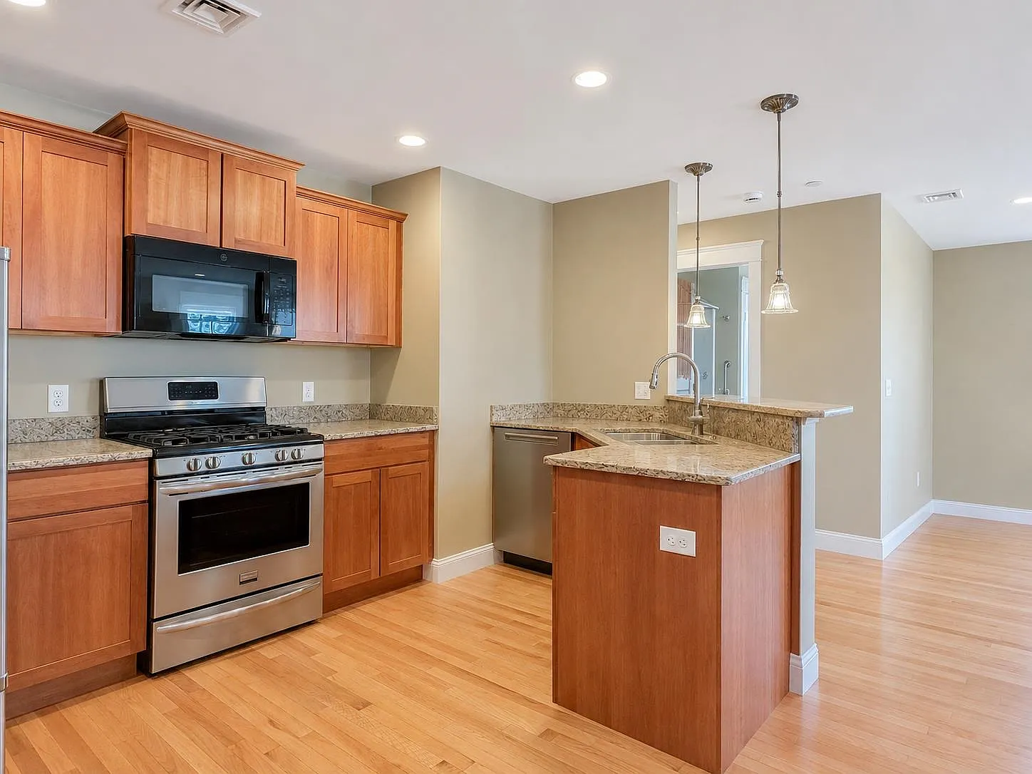 2 bed, 2.0 bath, 1174 sqft, $3,950 — Photo 4