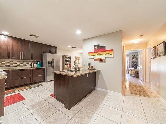 5th image of 132 SE 12th Ter