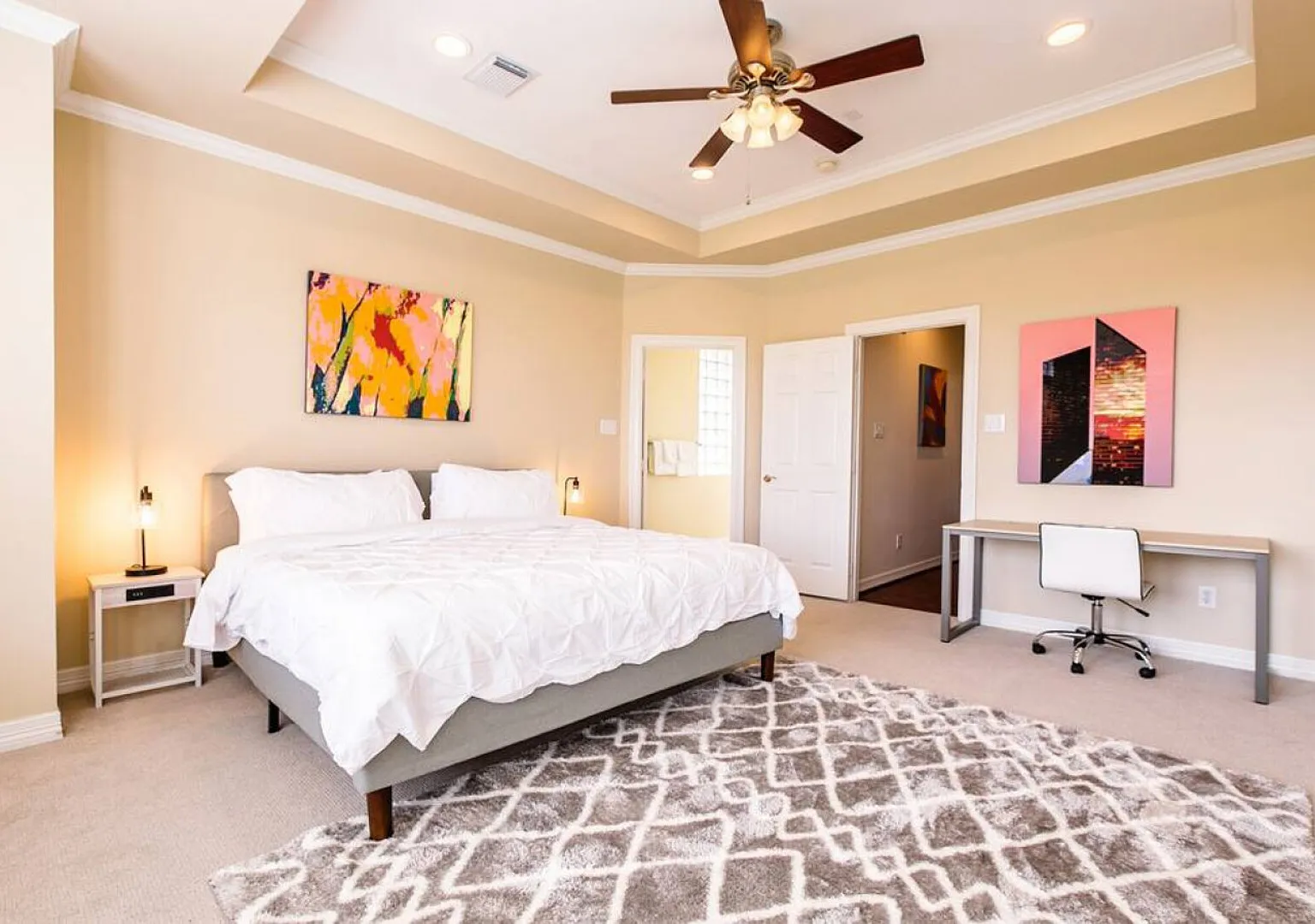 Stylish Montrose Townhome - Sleeps 10 — Photo 3
