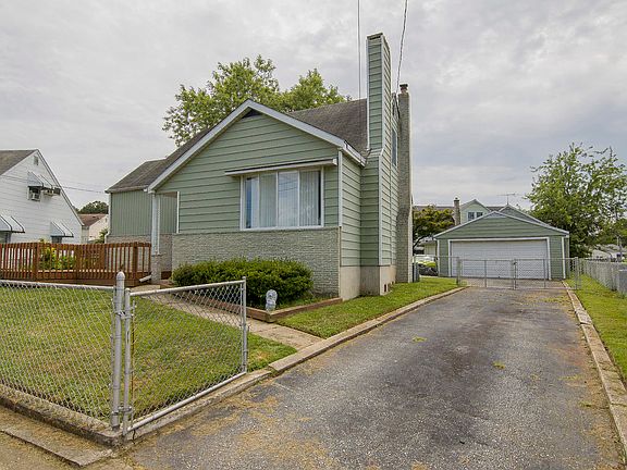 LG DRIVE WAY AND 4 CAR GARAG