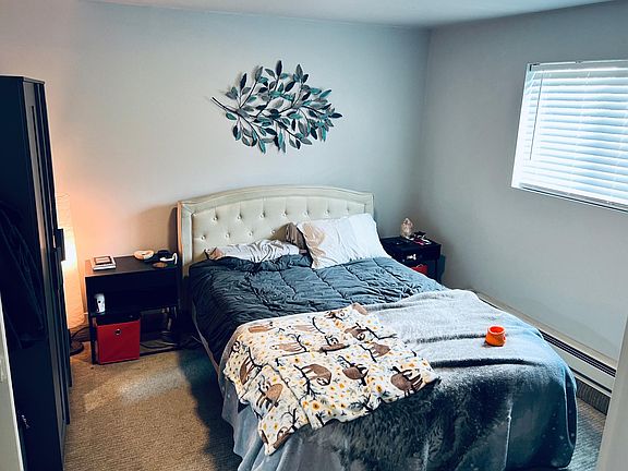 Mstr Bdrm (fits King, but Queen pictured)