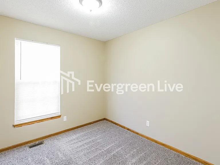11024 N Kenwood Ave — Photo 10