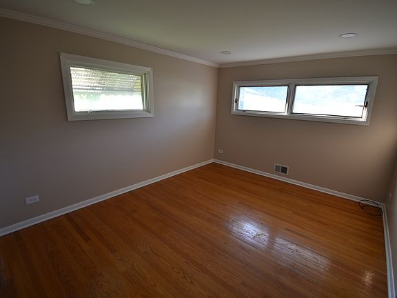 3rd image of 907 S Elmhurst Rd