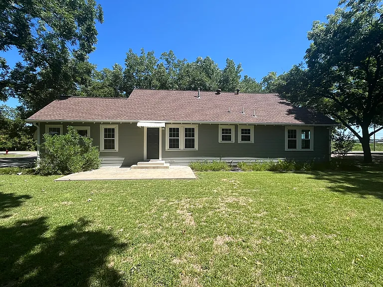 1100 E Franklin St — Photo 16