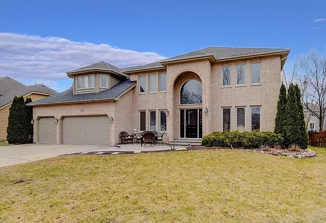 1220 Cromwell Ln photo 1