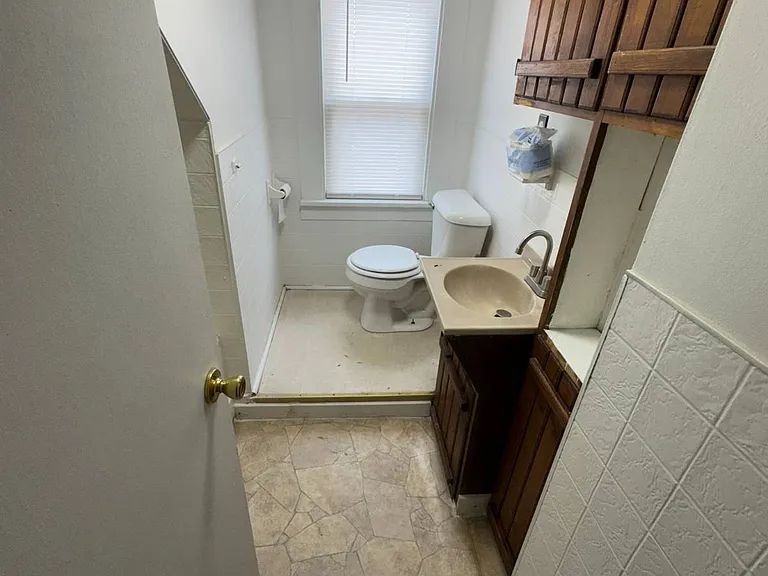 211 E 7th St #5 — Photo 5