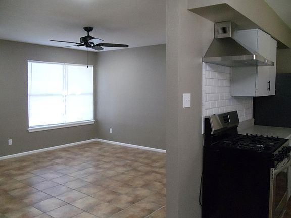4th image of 4135 Waikiki Dr