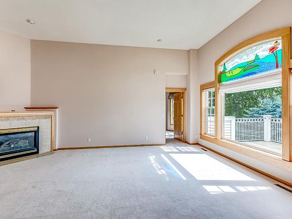 4th image of 609 Holly Ln N