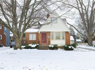 2564 Hampton Rd, Rocky River, OH 44116