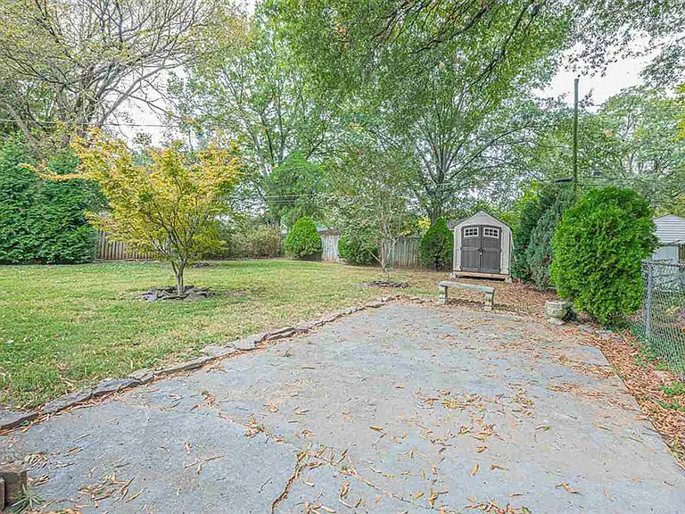 1639 Ivy Rd — Photo 4
