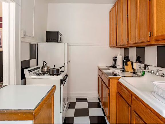 4th image of 118 Indian Pl APT 3