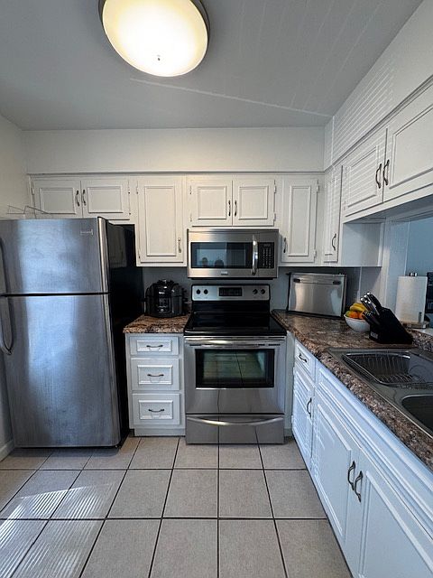 Modern Kitchen, fully outfitted with granite counter tops and appliances as shown.