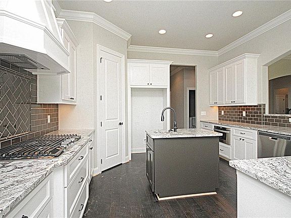 4th image of 707 Bendelow Dr
