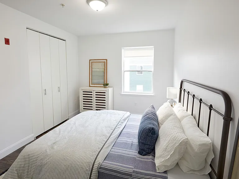 Large 1-Bedroom