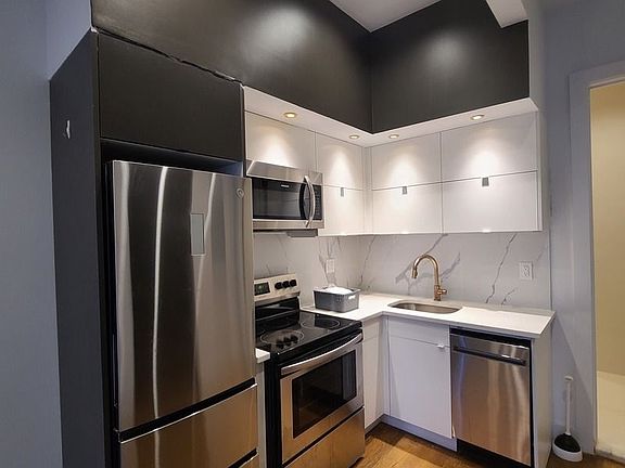 4th image of 1337 Gates Ave #4D