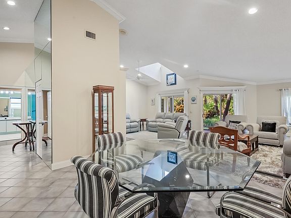 5th image of 4738 Fountains Drive S