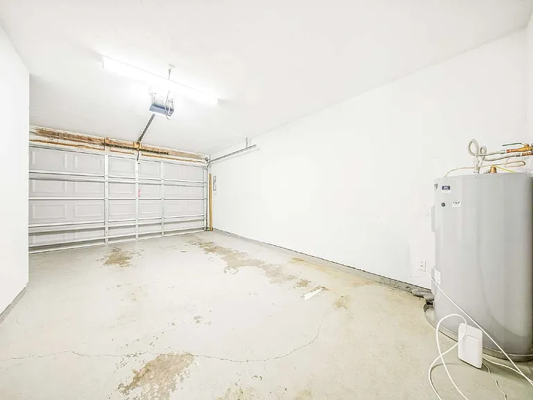 1402 Sturbridge Pl — Photo 32