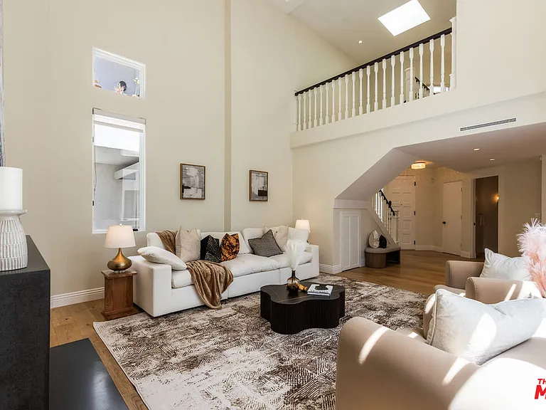 869 S Bundy Dr — Photo 8