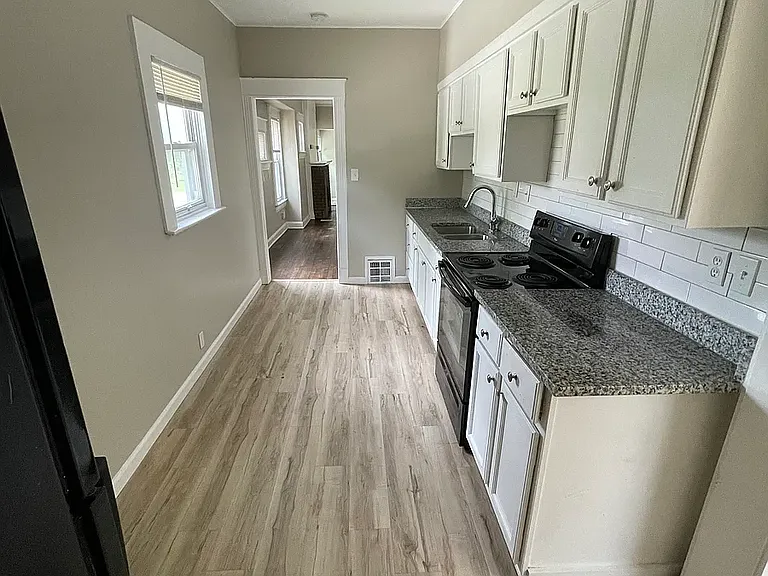 1620 E 37th St — Photo 14