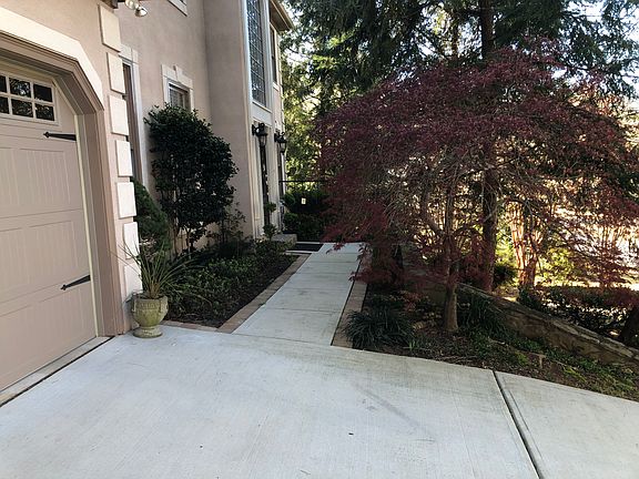2nd image of 4393 Windsor Oaks Cir