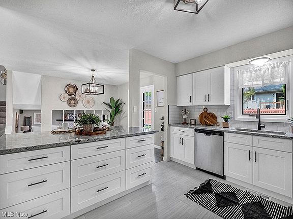 4th image of 824 Maplewood Ave