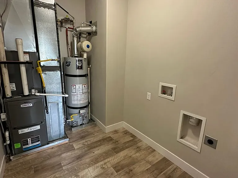 Creekside Oaks Apartments — Photo 9