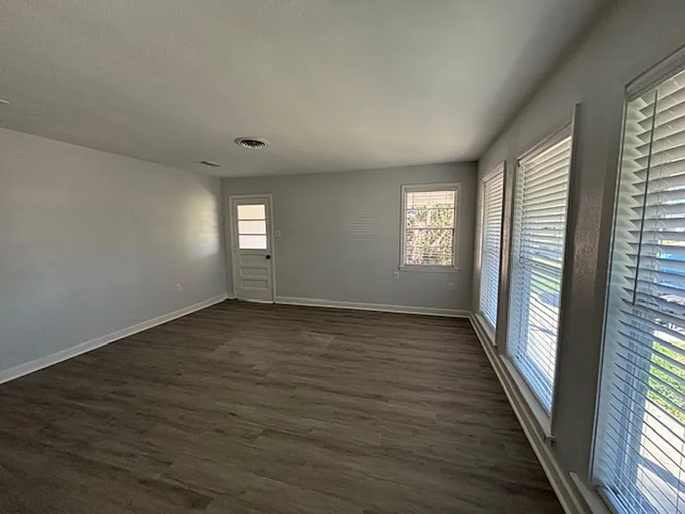 8447 S Parkland Dr — Photo 2