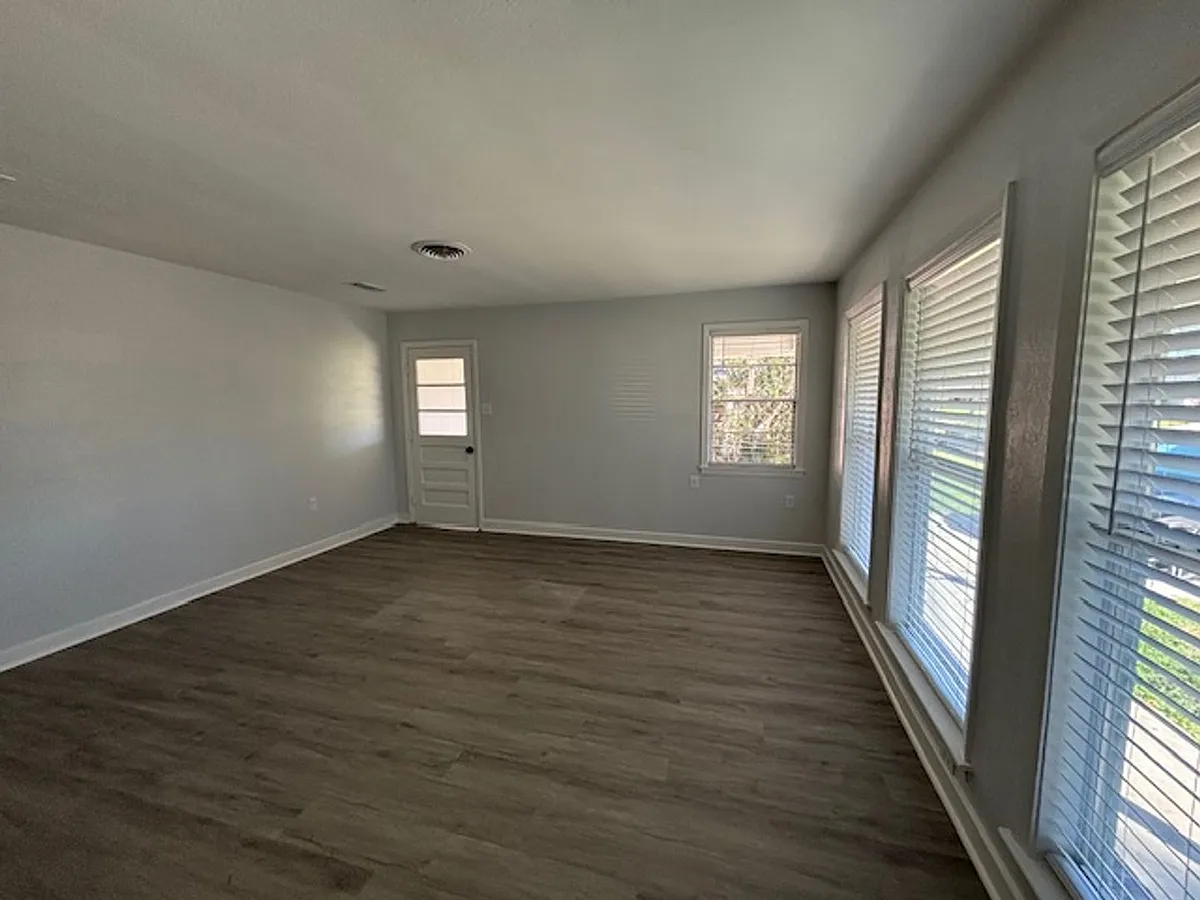 Building Photo - 8447 S Parkland Dr